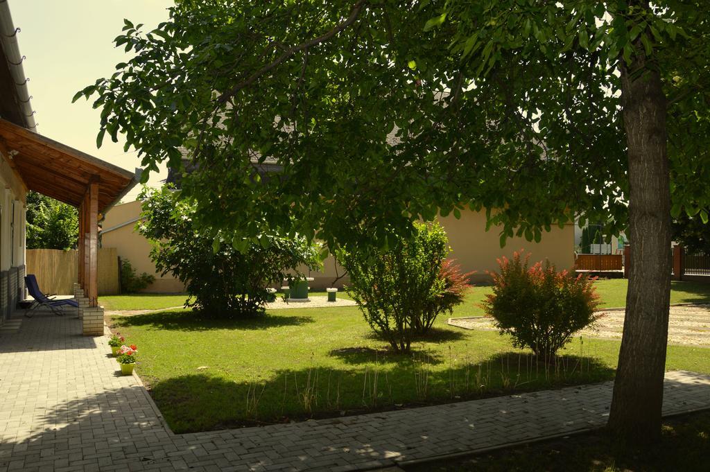 Tisza-Kert Apartmanok Tiszafüred Extérieur photo